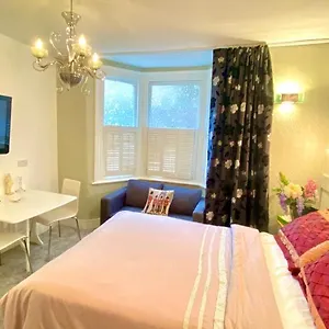 https://modern-and-cosy-studio-flat.cambridgehotelsuk.com